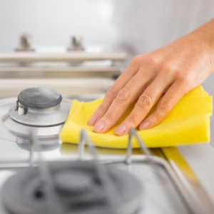 Un estudio de la OCU revela cuál es la mejor forma de limpiar los trapos y  bayetas de cocina