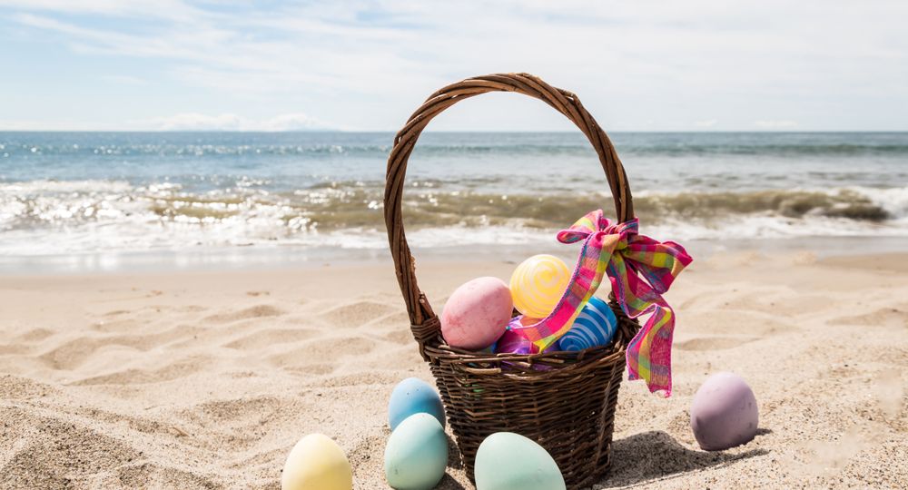 Beach,Happy,Easter,Background,With,Basket,And,Color,Eggs,Near