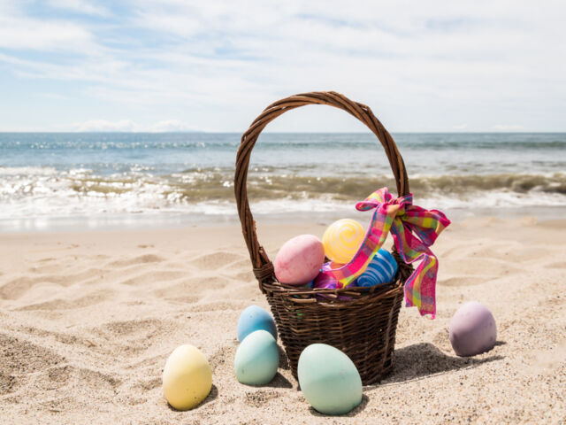 Beach,Happy,Easter,Background,With,Basket,And,Color,Eggs,Near